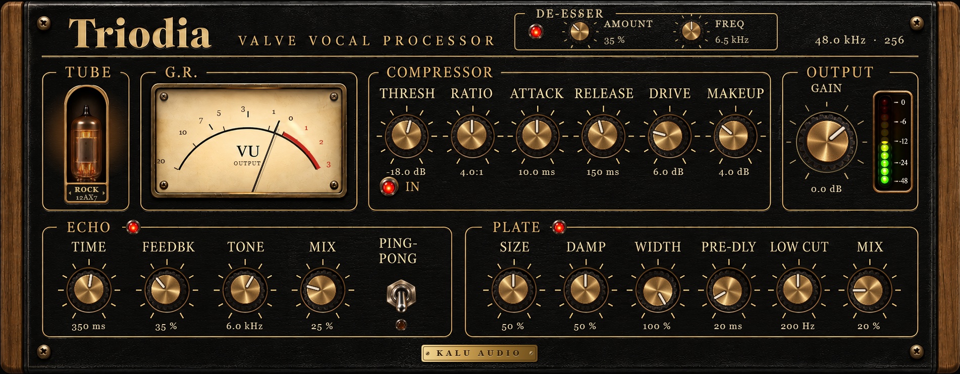 Interface do plugin Triodia, com VU, válvula acesa e knobs dourados sobre painel de couro preto